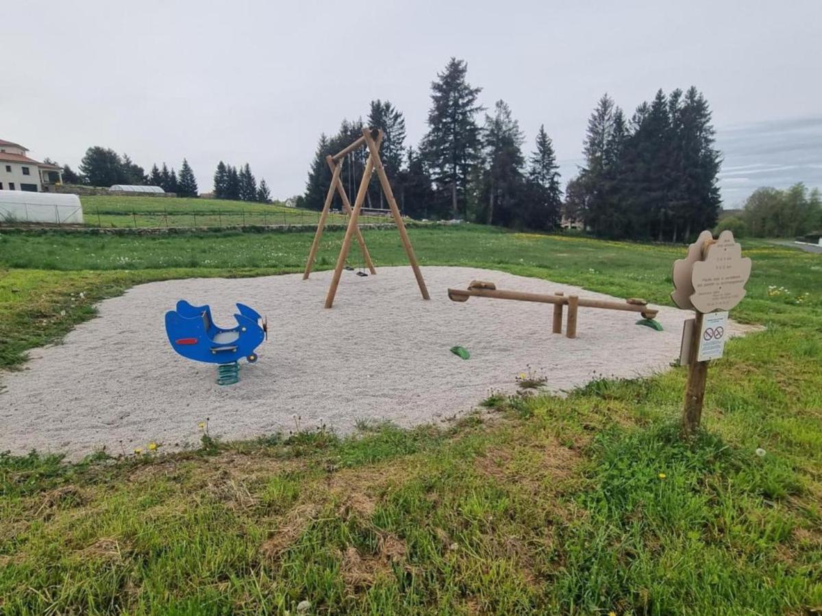 Gite Avec Cheminee, Terrasse Et Wifi - Animaux Acceptes - Fr-1-496-163 Usson-en-Forez Екстериор снимка